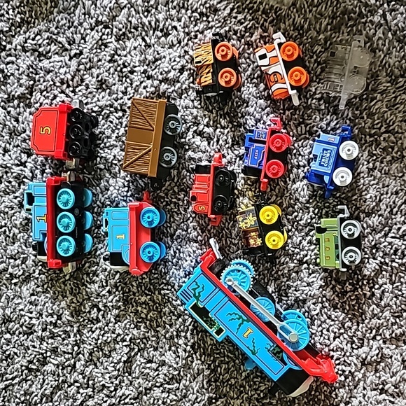 AWESOME THOMAS TANK ENGINE COLLECTIBLES MINI MOTORISED ETC - Picture 2 of 2